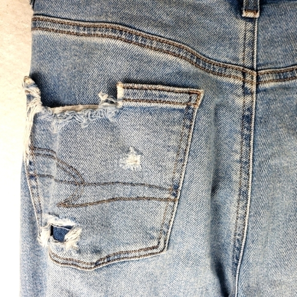 American Eagle Stretch Distressed Light Wash Mom Jeans Size 6 - Picture 12 of 13